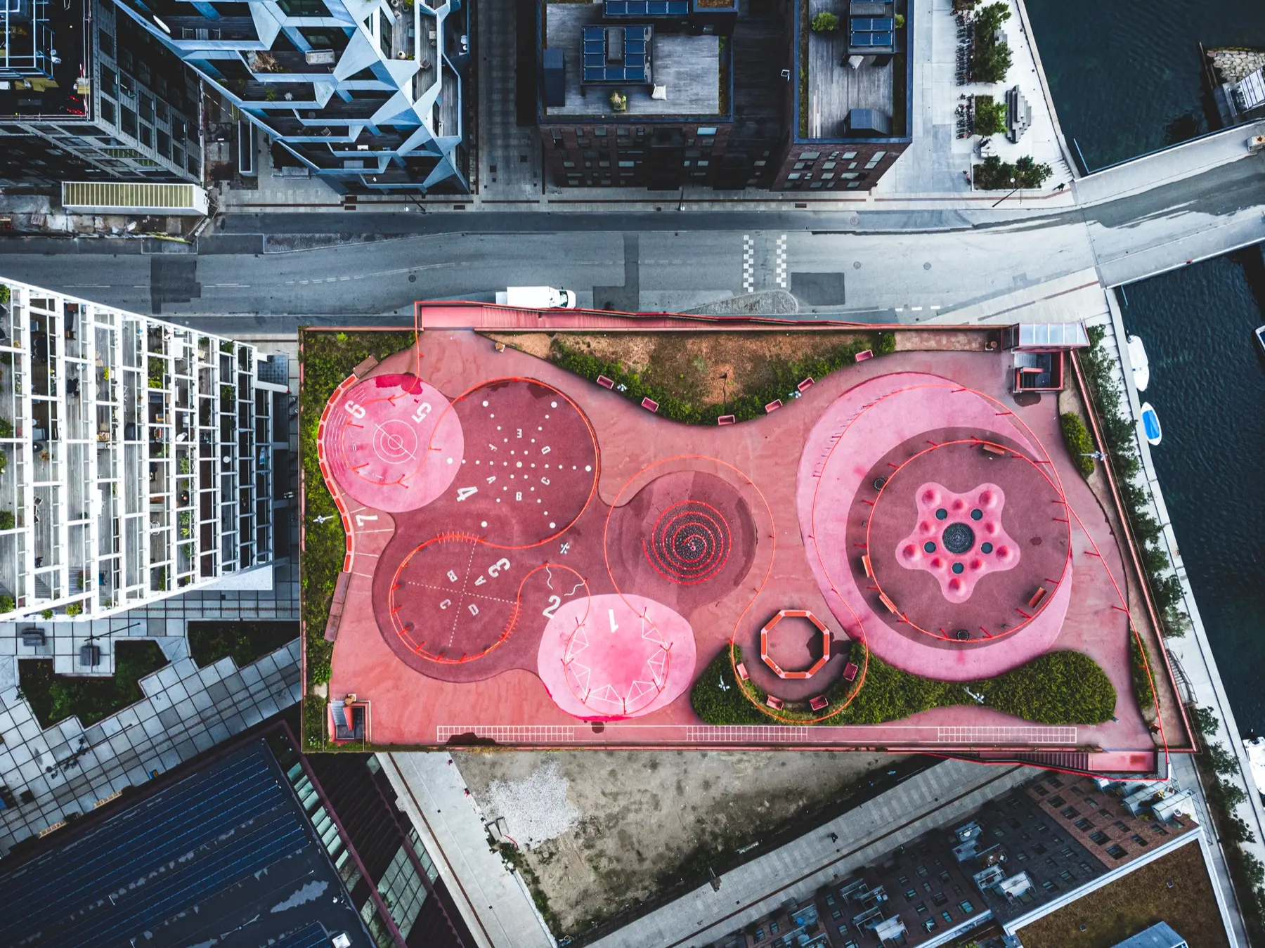 How Are International Cities Governed?