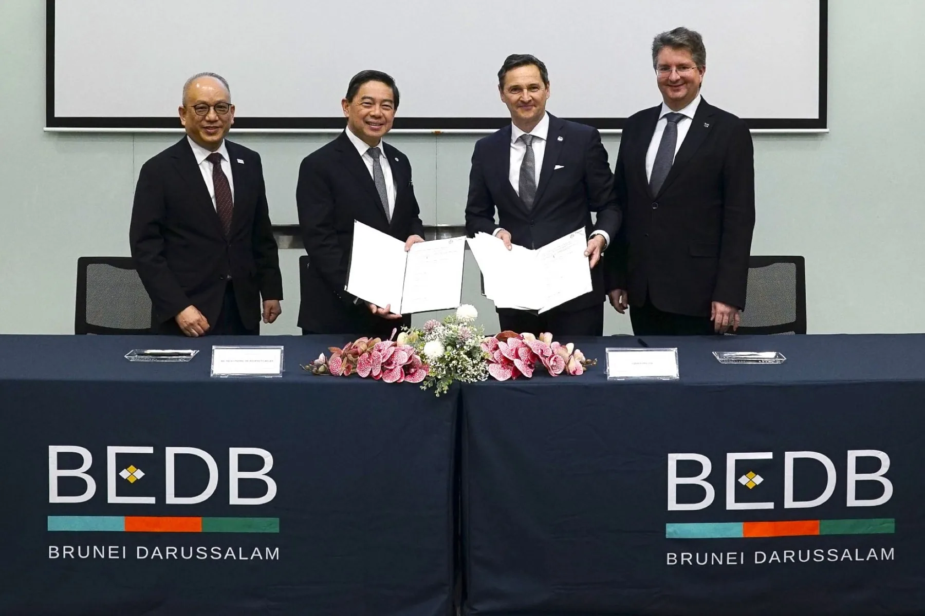 BEDB and Tipolis sign agreement